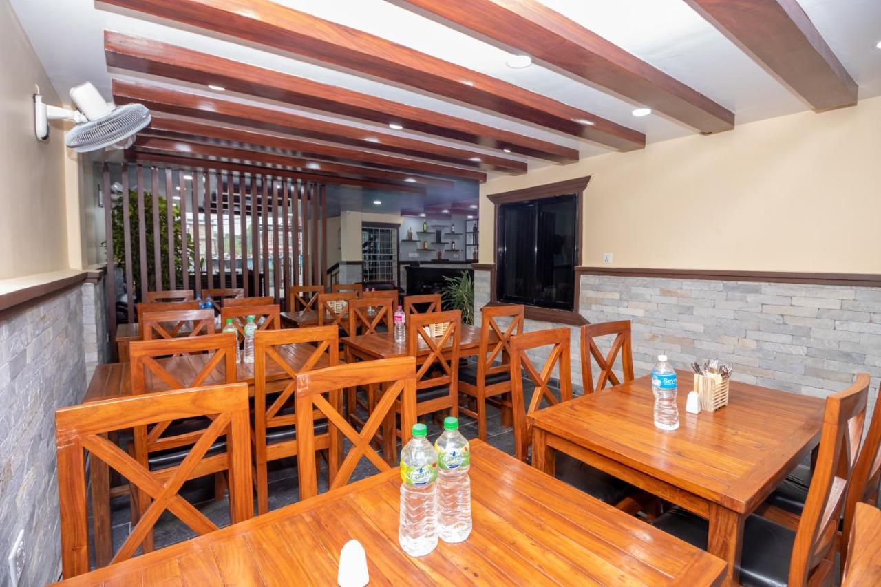 Oyo 253 Hotel Pinnacle Pokhara Extérieur photo